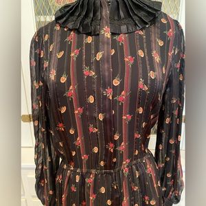 Vintage John Yang Dress

Size 10

100% Silk

Black Floral Midi

Metallic thread.